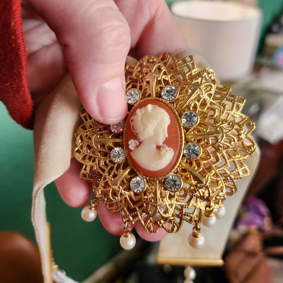 Vintage Victorian Revival Wide White Velvet Choker with Statement Cameo - Picture 8 of 11